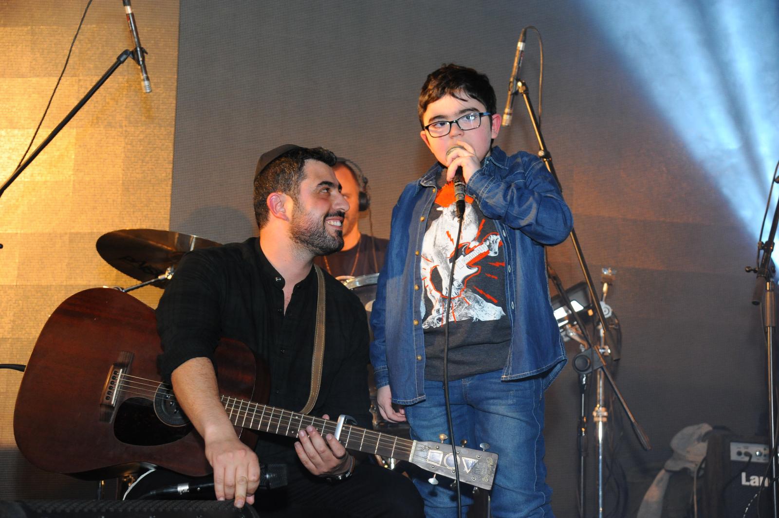 הזמר ישי ריבו על הילד עדי גולדשמידט (צילום: טופ שוט צלמים)